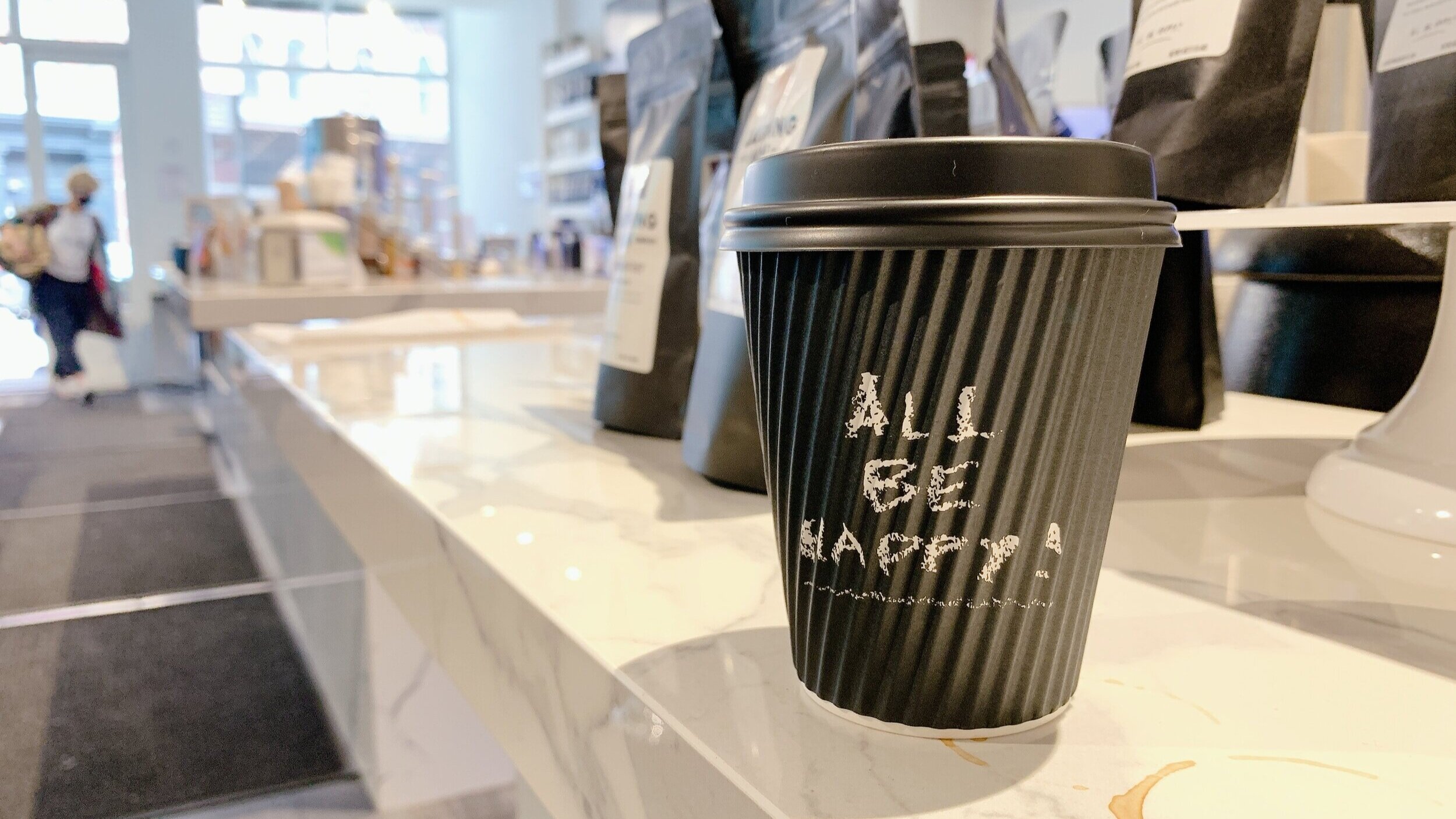 キャッチコピーの「ALL BE HAPPY！」はカップにも。