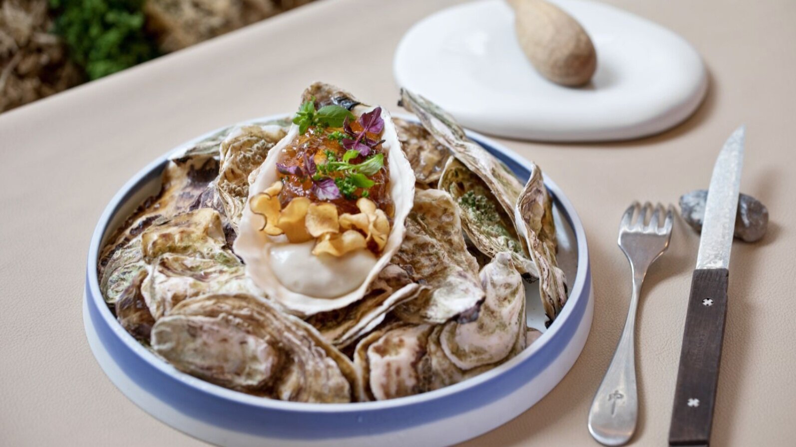 新鮮な牡蠣と出汁ジュレが最高な組み合わせの逸品   Photo, L’ARCHESTE